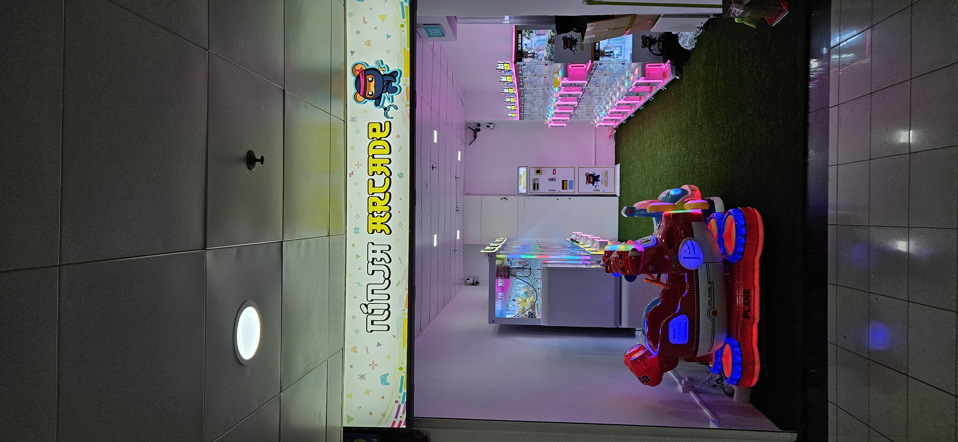 Arcade claw machines